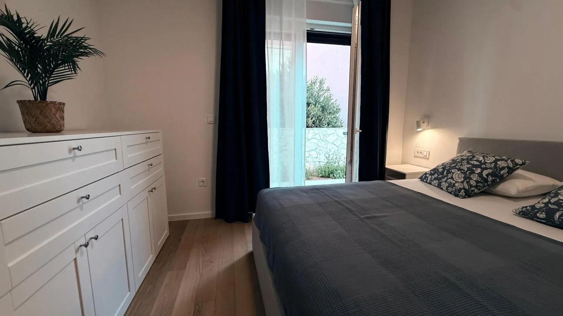 Apartman Maun ماندري شقة